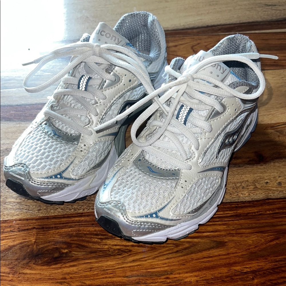 Saucony Womens size 6 Mesh Sneakers in White and Silver